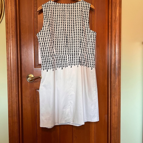Isaac Mizrahi NWOT- sleeveless white and black shift dress - Picture 2 of 6